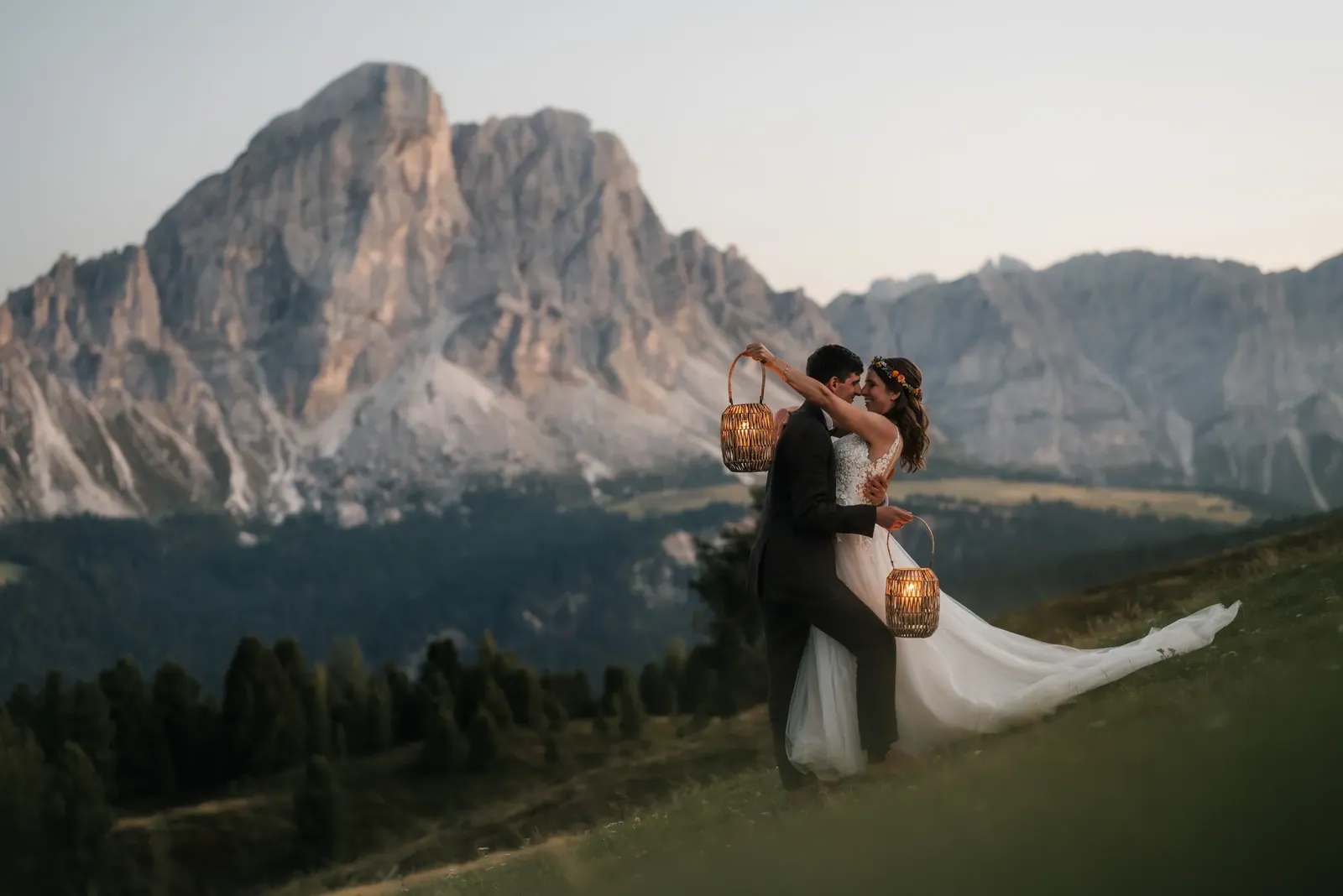 Brautpaar mit Laternen im Abendlicht, Berghochzeit in den Dolomiten