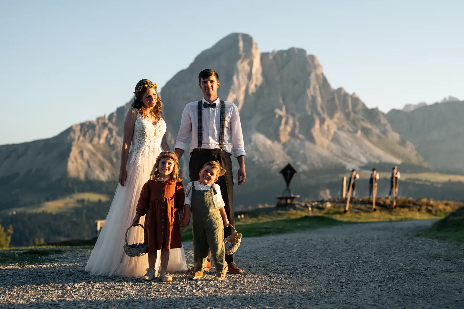 Brautpaar mit Kindern vor dem Dolomitengipfel