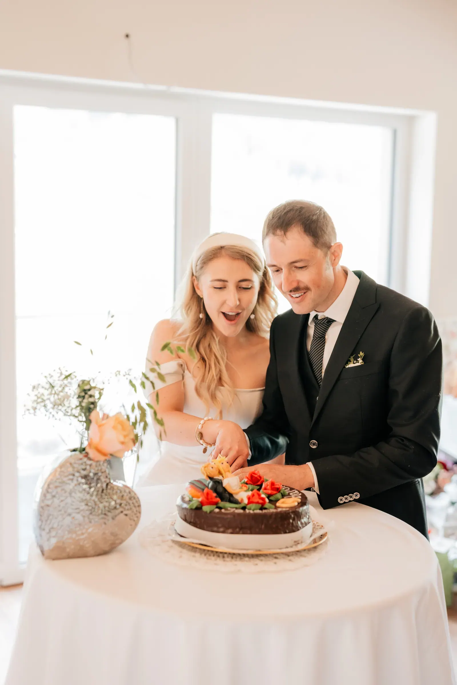 Brautpaar schneidet die Hochzeitstorte an