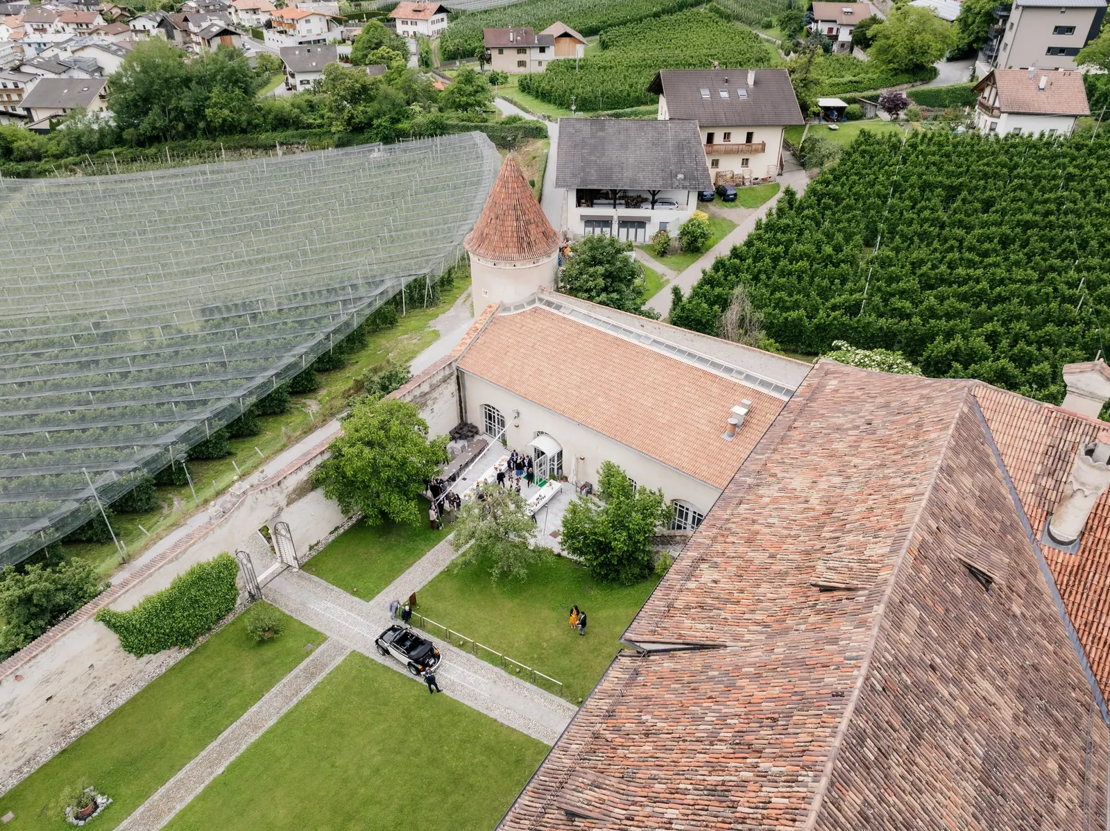 Luftaufnahme des Schlossinnenhofs zwischen Obstgärten