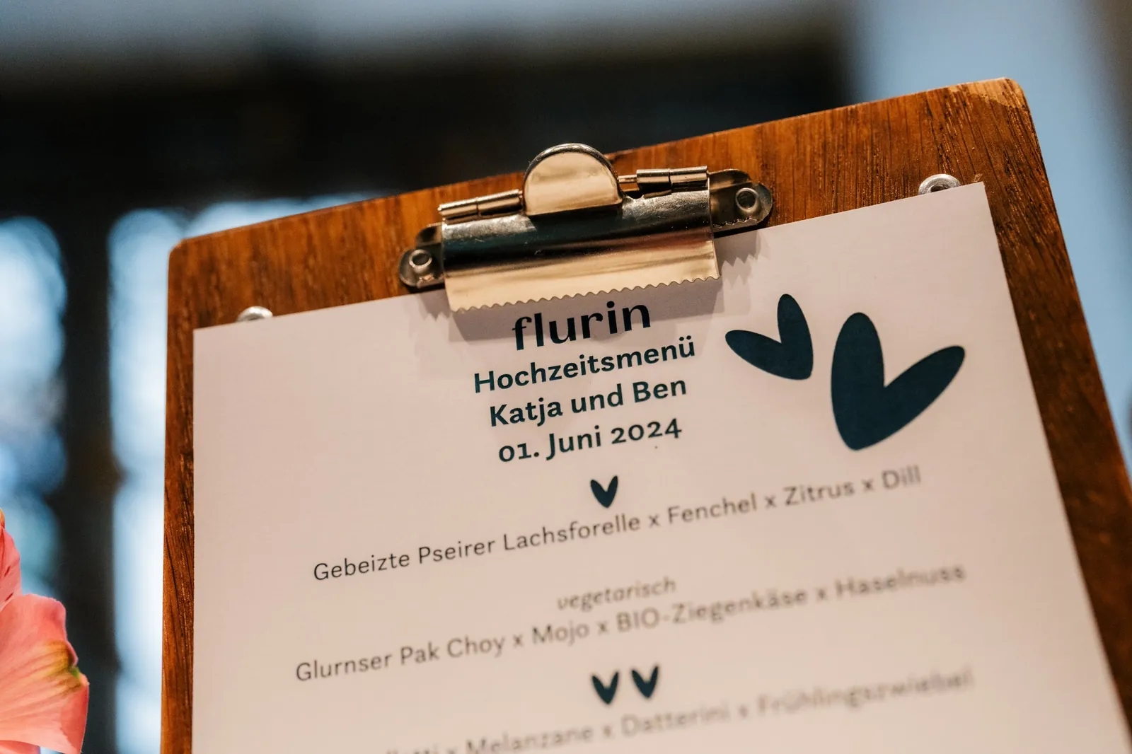 Menükarte mit dem Hochzeitsmenü auf einem Holzklemmbrett