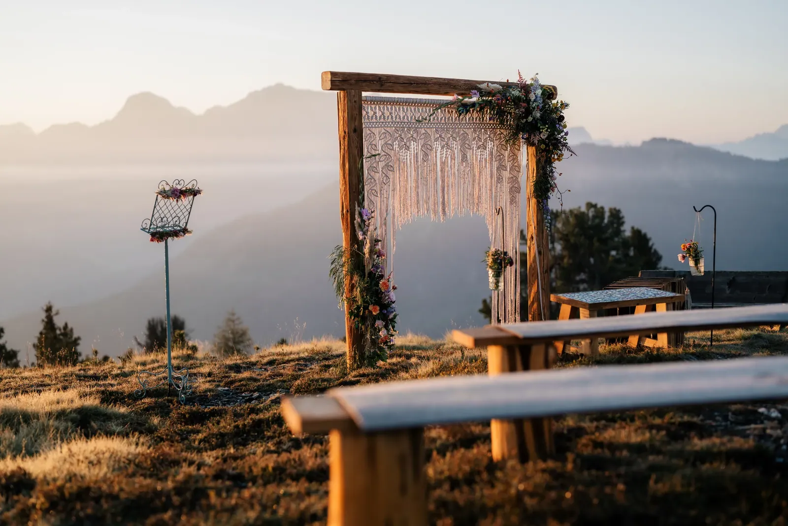 Makramee-Traubogen für die freie Trauung auf der Alm vor den Dolomiten