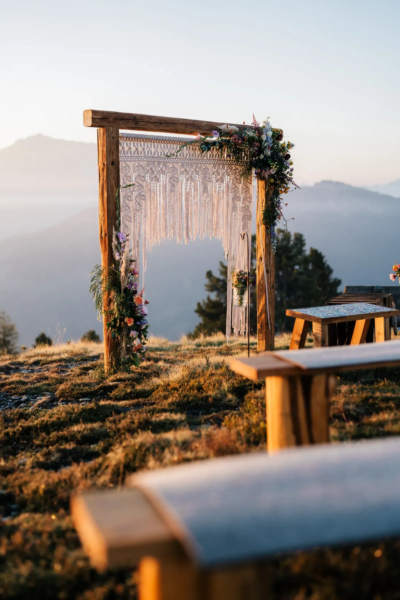 Makramee-Traubogen auf dem Berg mit Blick über die Alpen