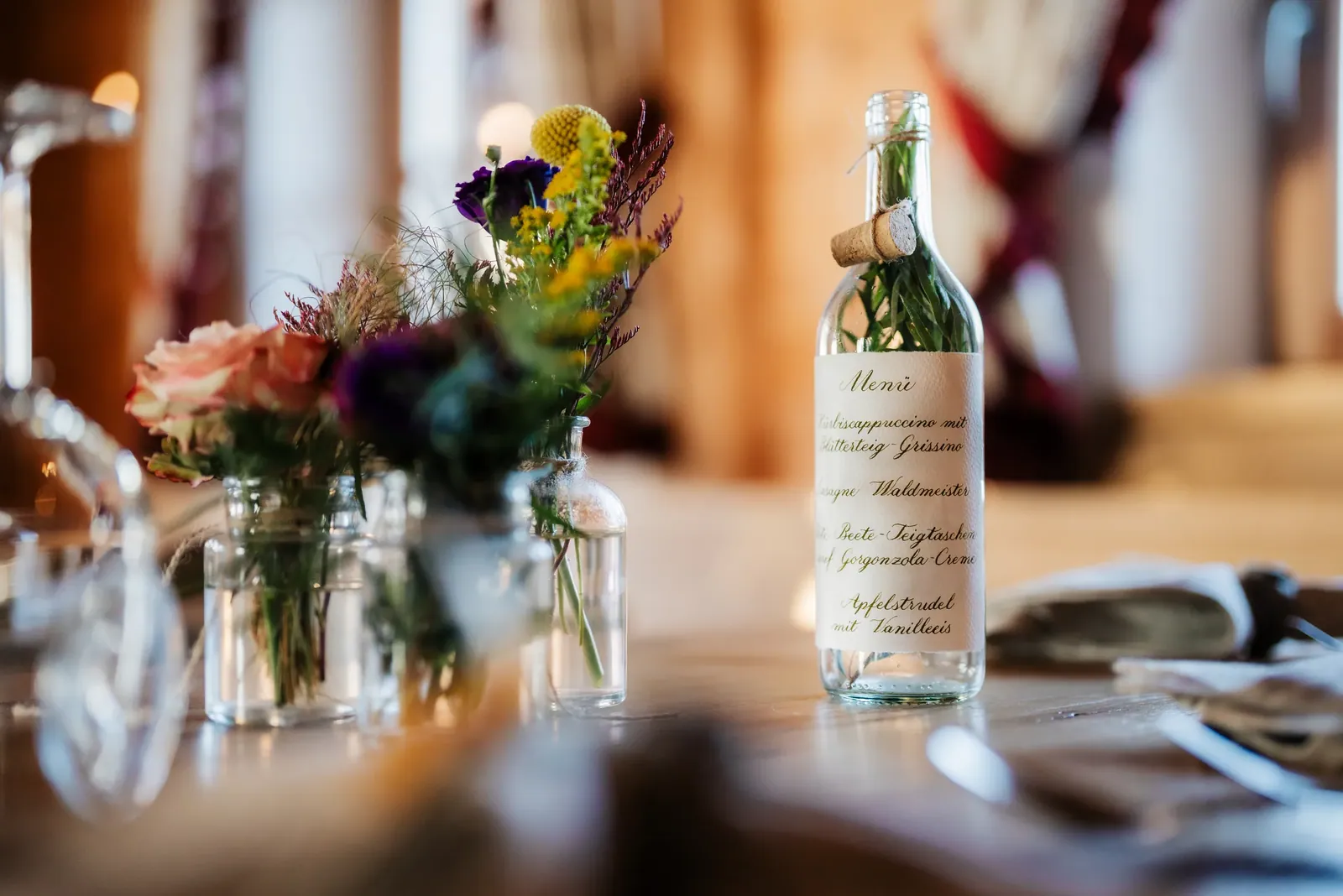 Tischdekoration mit Wildblumen in der Berghütte