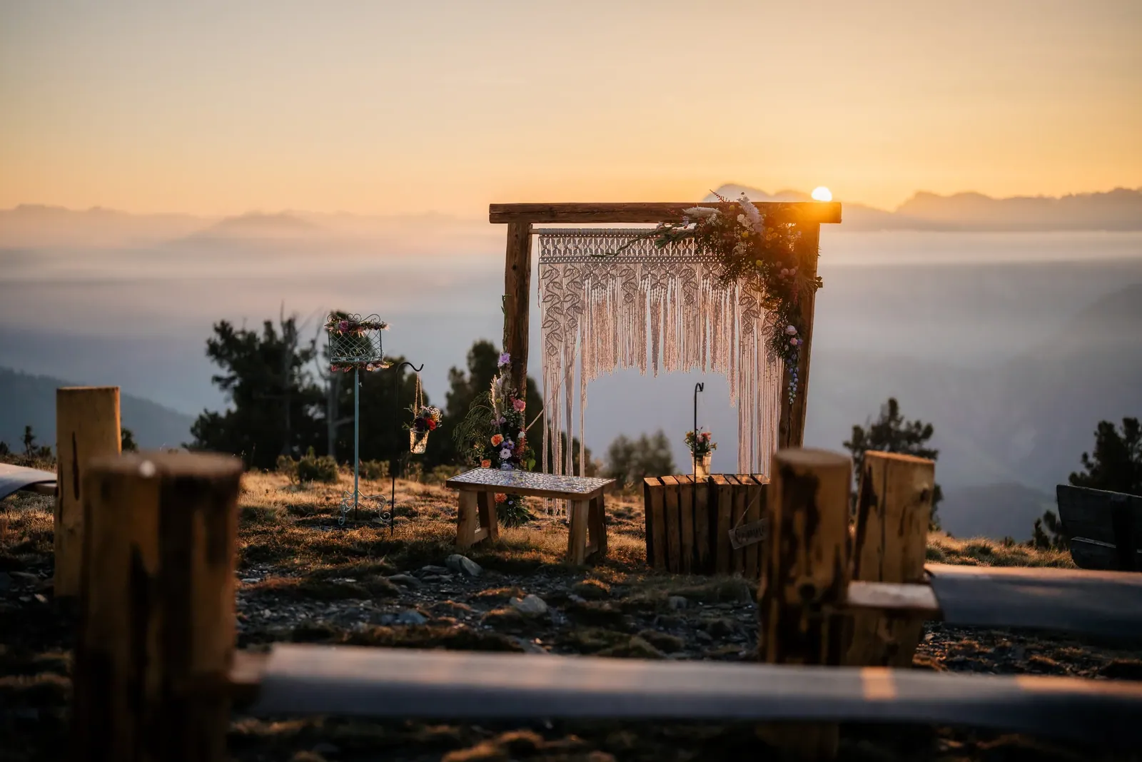 Traubogen aus Makramee bei Sonnenaufgang über dem Nebelmeer