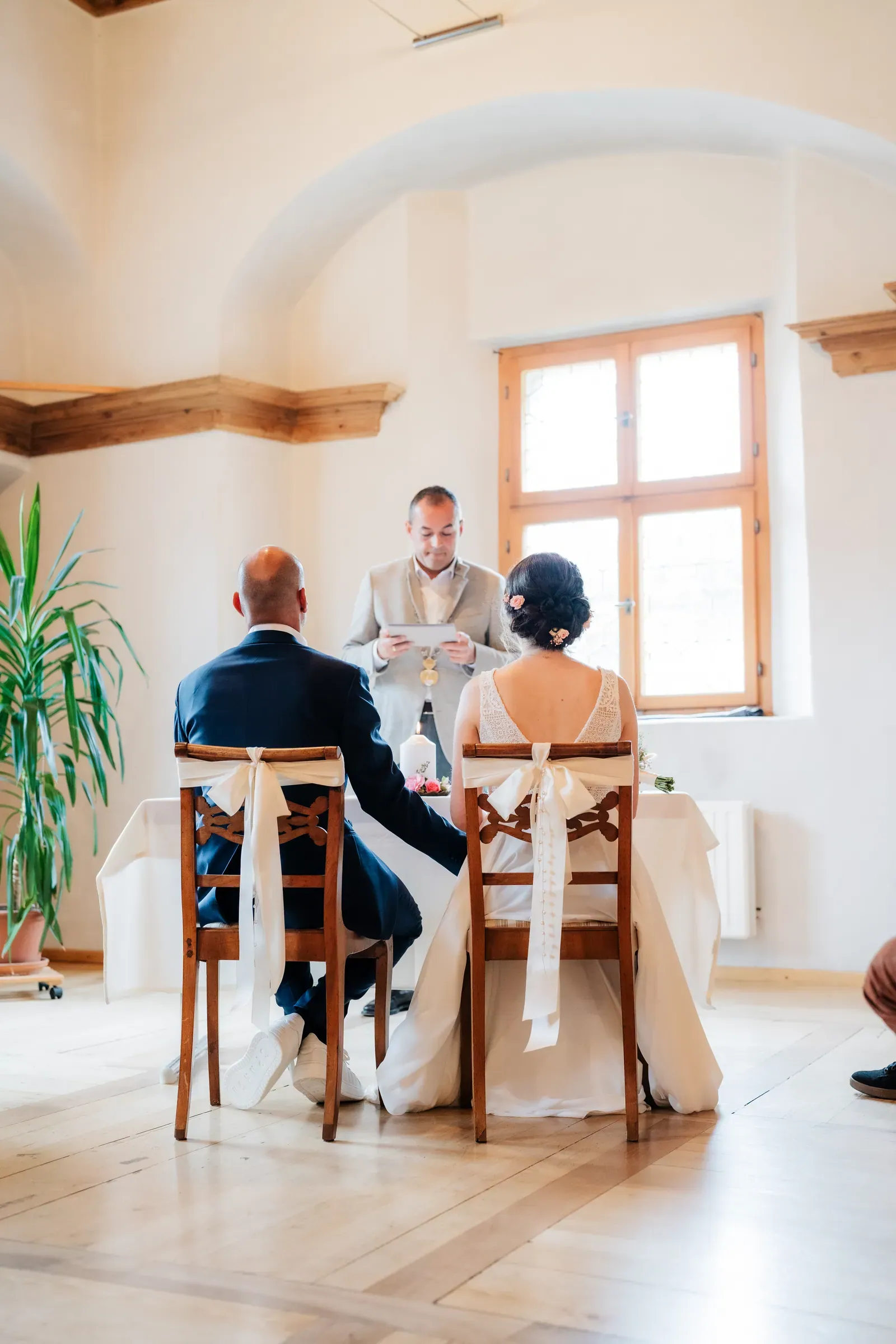 Brautpaar bei der Trauung im hellen Saal eines Südtiroler Schlosses
